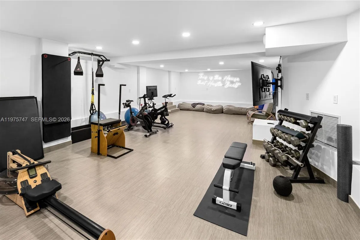 7150 W Lago Dr, Coral Gables FL 33143