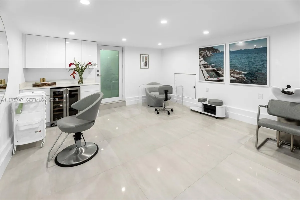 7150 W Lago Dr, Coral Gables FL 33143