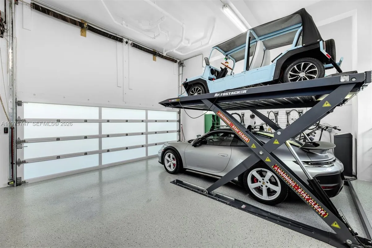 7150 W Lago Dr, Coral Gables FL 33143