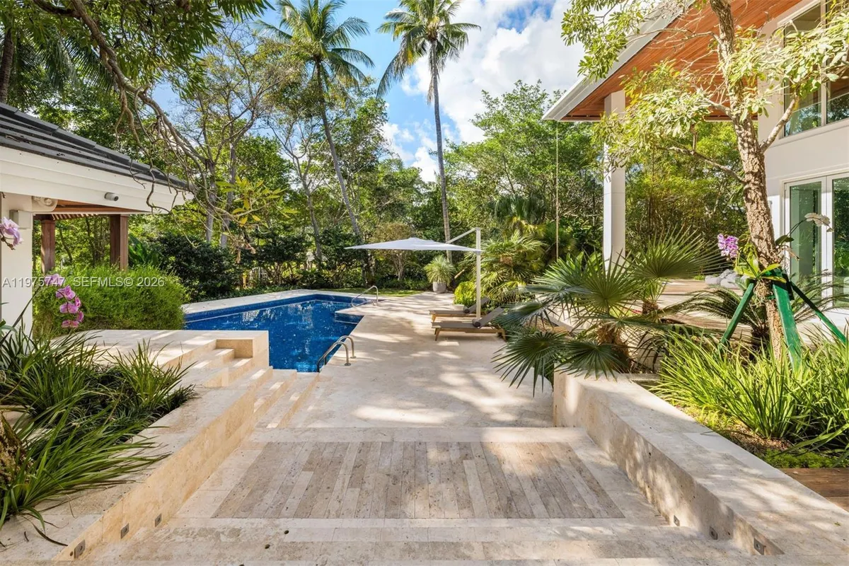 7150 W Lago Dr, Coral Gables FL 33143