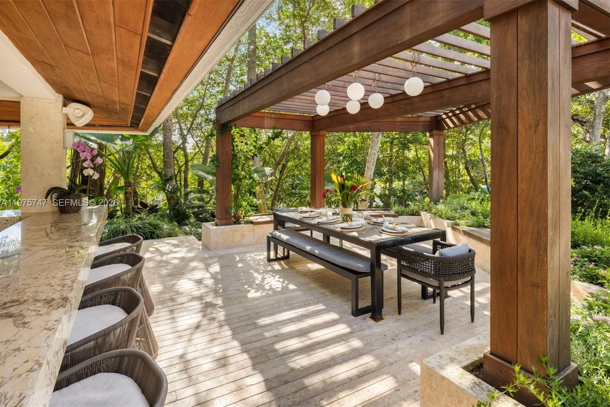 7150 W Lago Dr, Coral Gables FL 33143