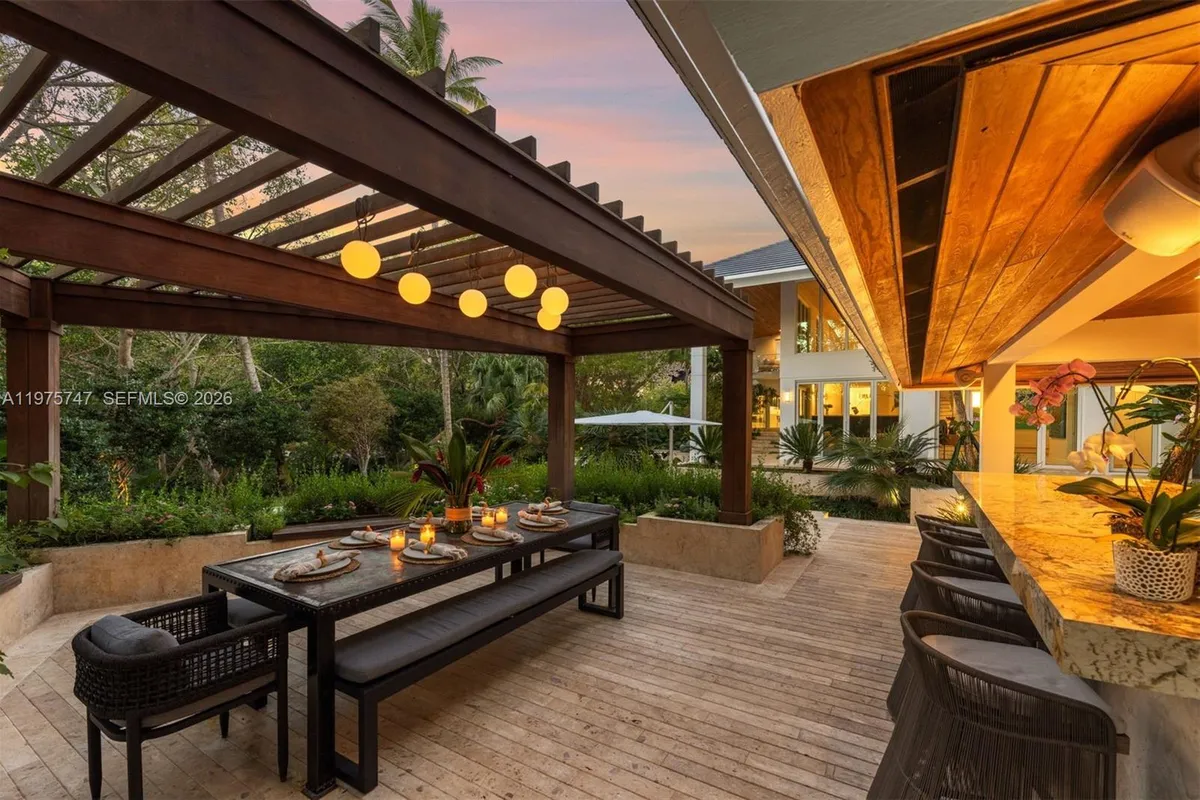 7150 W Lago Dr, Coral Gables FL 33143