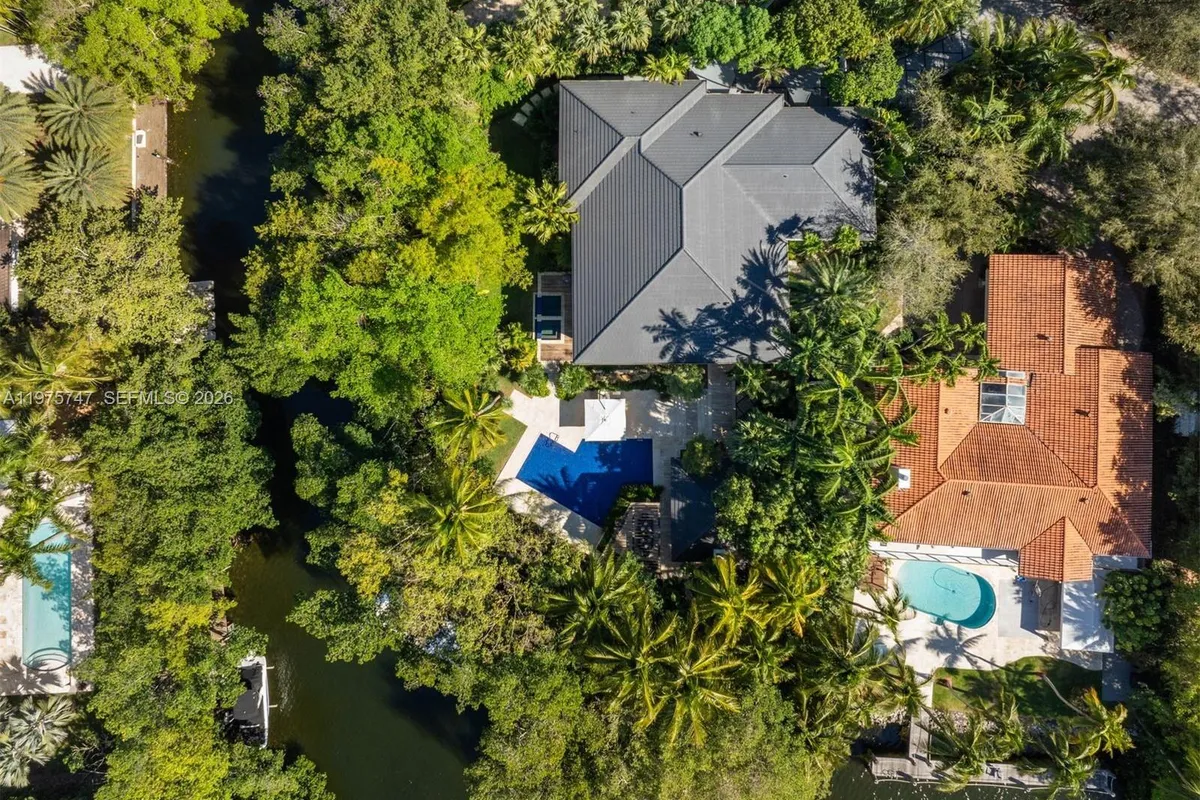 7150 W Lago Dr, Coral Gables FL 33143