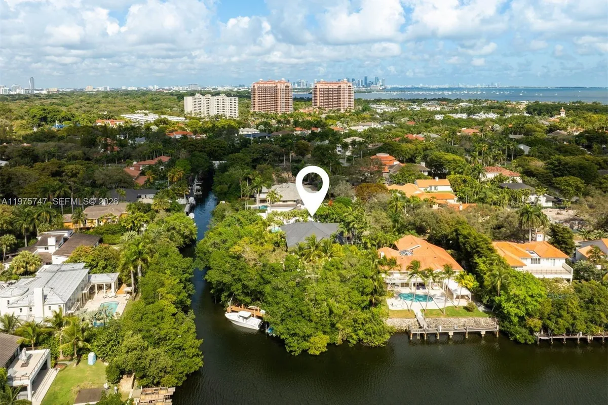 7150 W Lago Dr, Coral Gables FL 33143