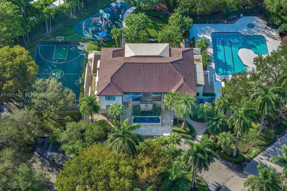 7150 W Lago Dr, Coral Gables FL 33143