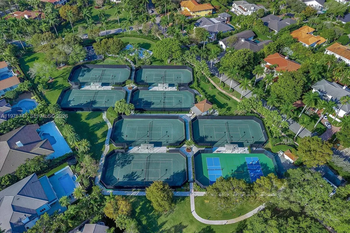 7150 W Lago Dr, Coral Gables FL 33143