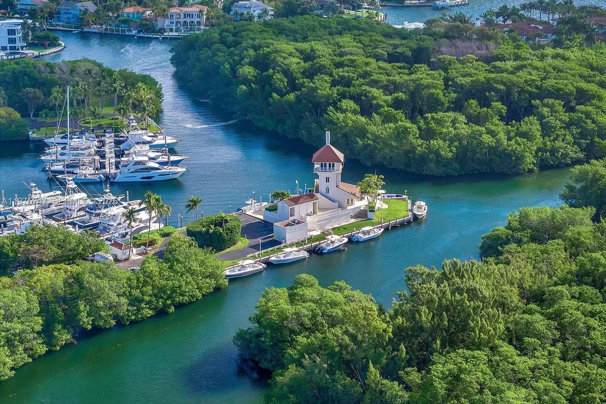 7150 W Lago Dr, Coral Gables FL 33143