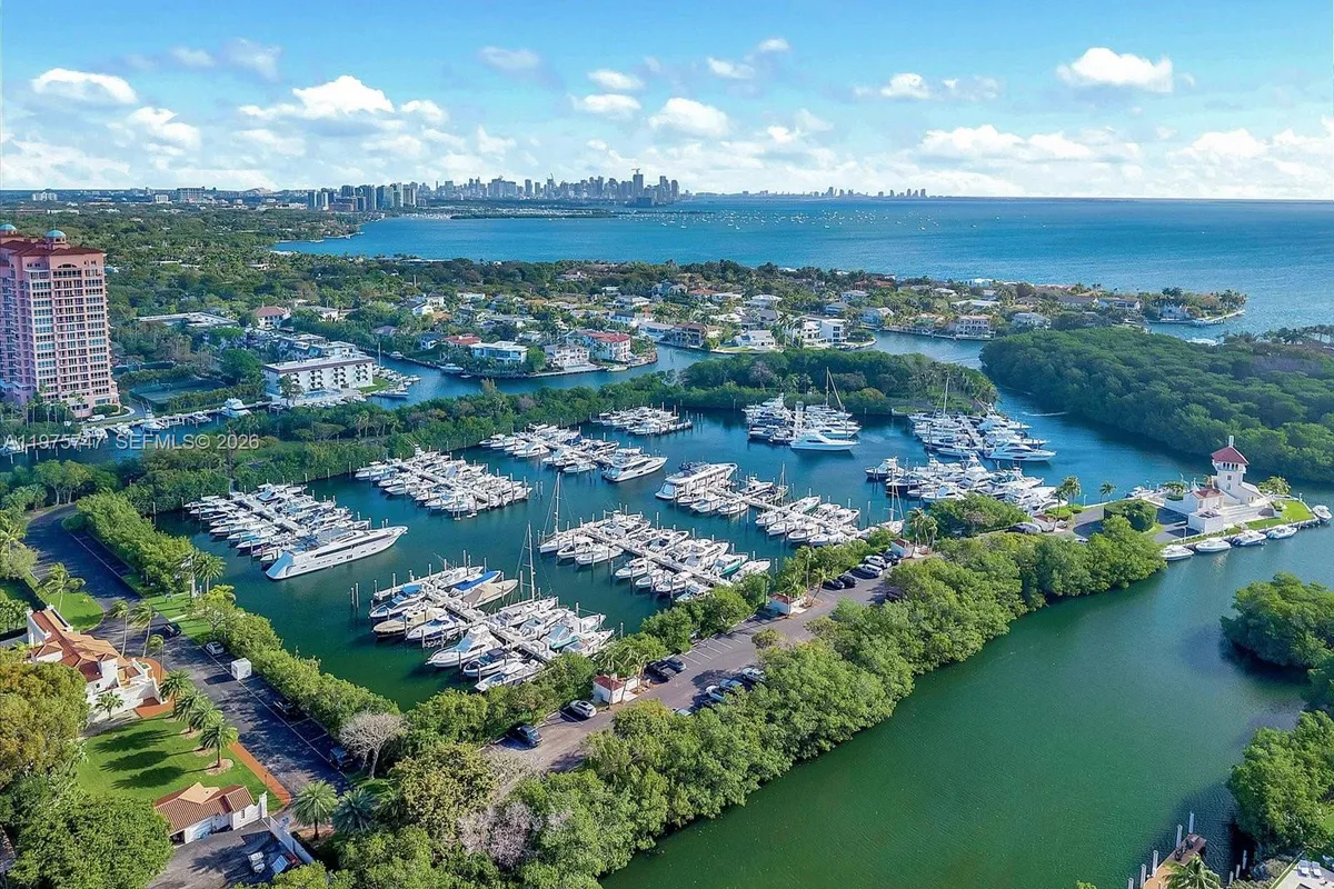 7150 W Lago Dr, Coral Gables FL 33143