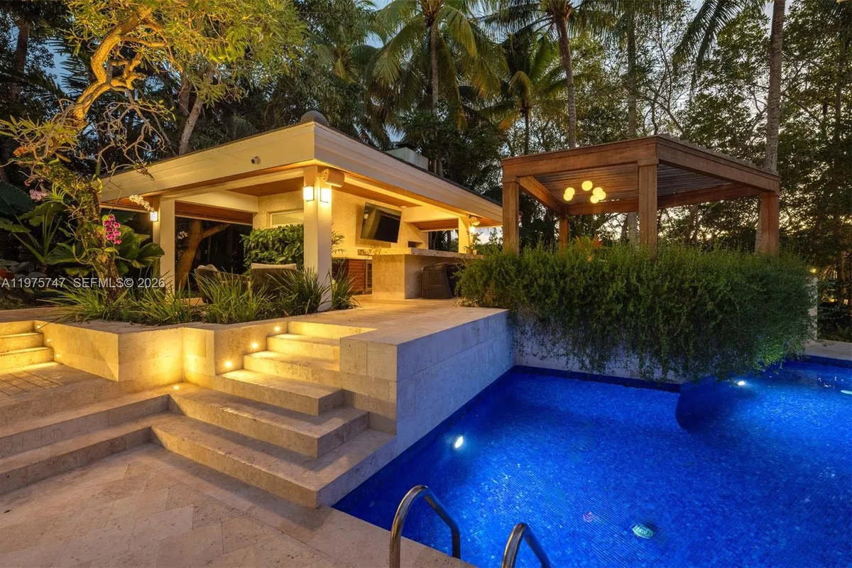 7150 W Lago Dr, Coral Gables FL 33143