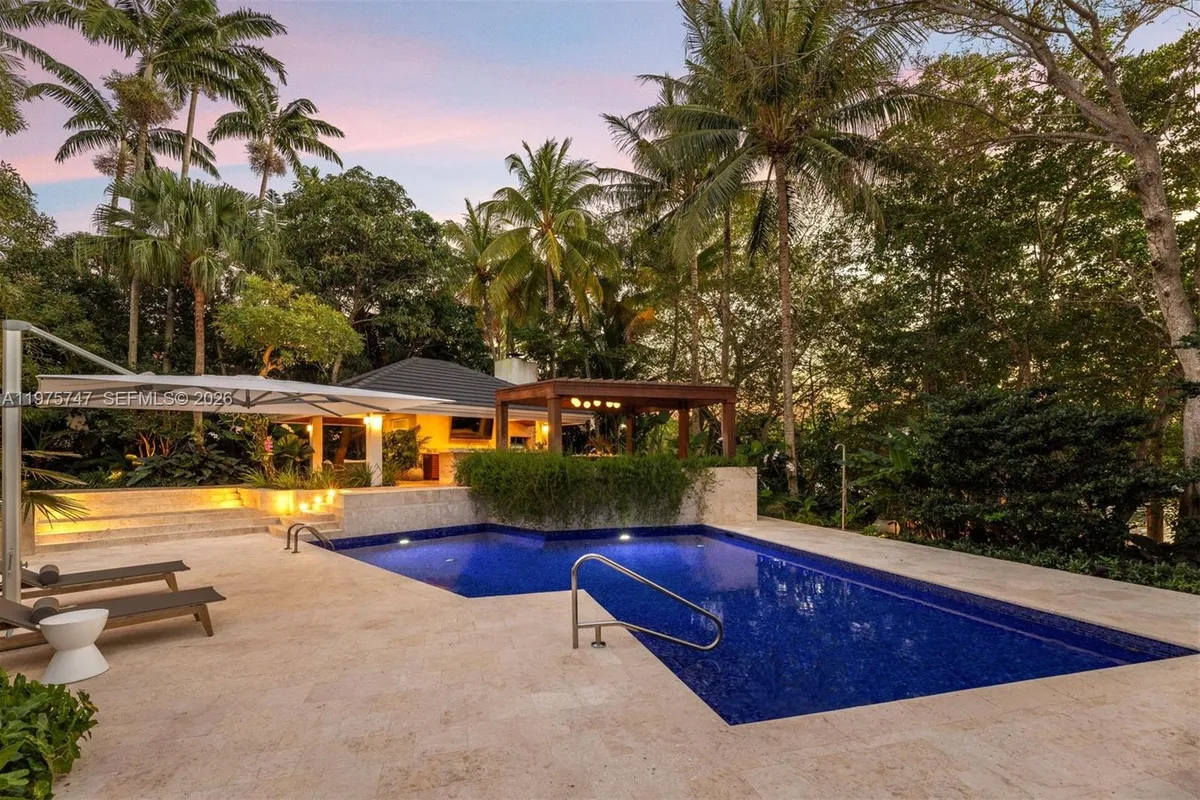 7150 W Lago Dr, Coral Gables FL 33143