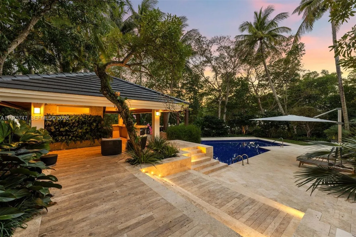 7150 W Lago Dr, Coral Gables FL 33143