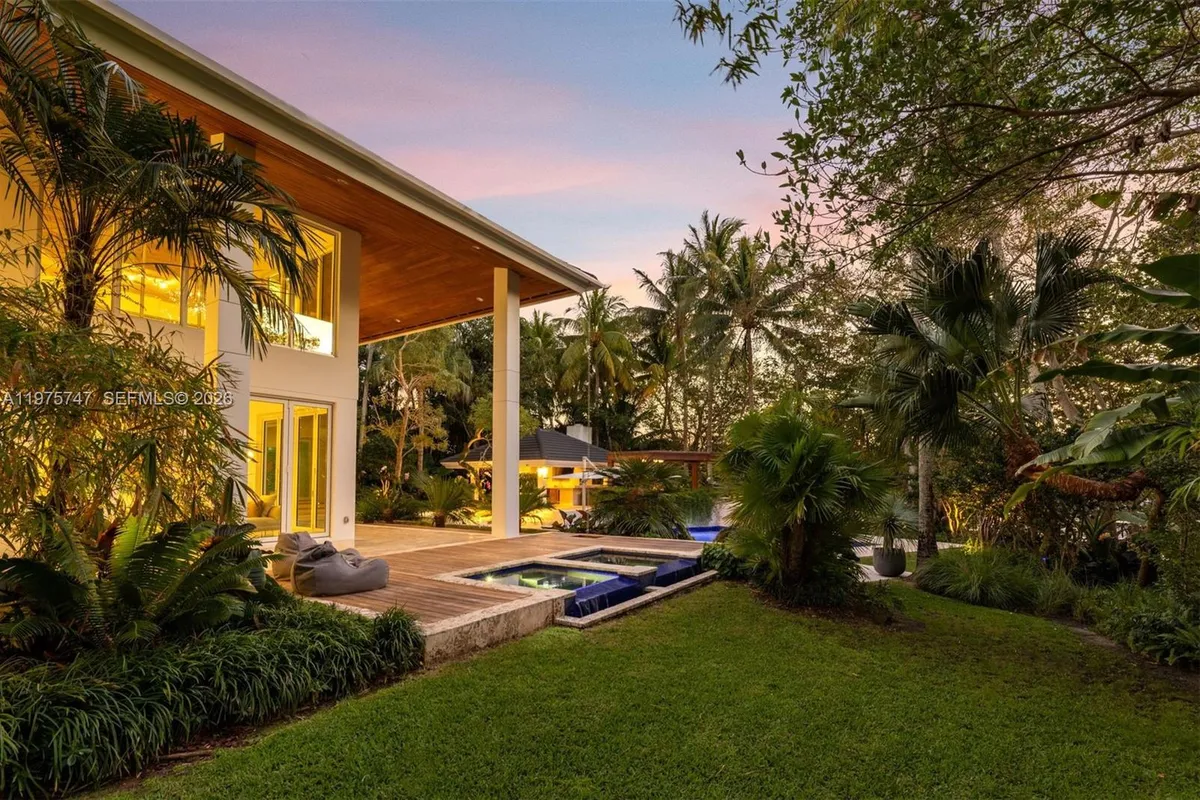 7150 W Lago Dr, Coral Gables FL 33143