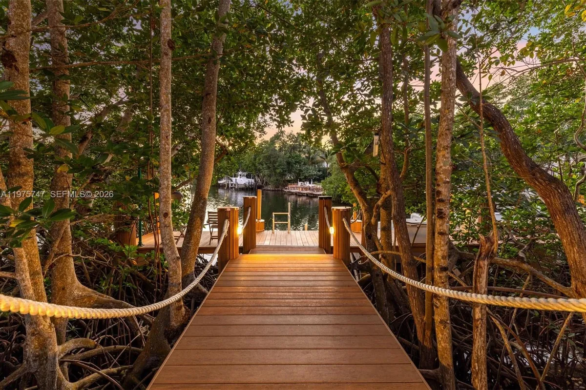 7150 W Lago Dr, Coral Gables FL 33143