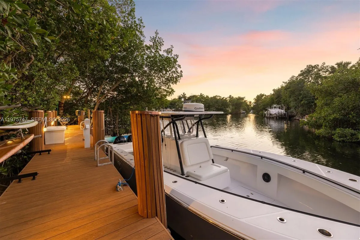 7150 W Lago Dr, Coral Gables FL 33143