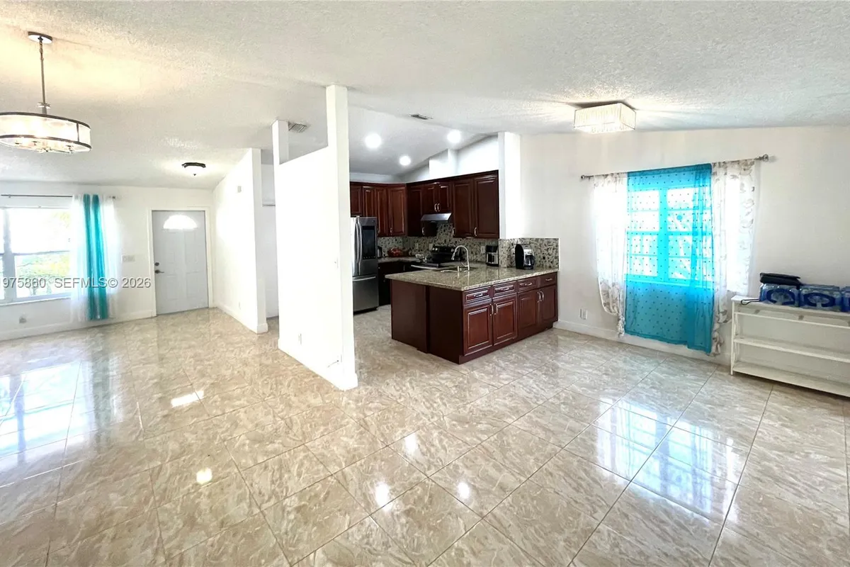 9604 NW 49th St, Sunrise FL 33351