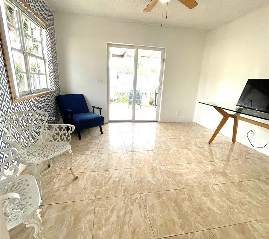 9604 NW 49th St, Sunrise FL 33351