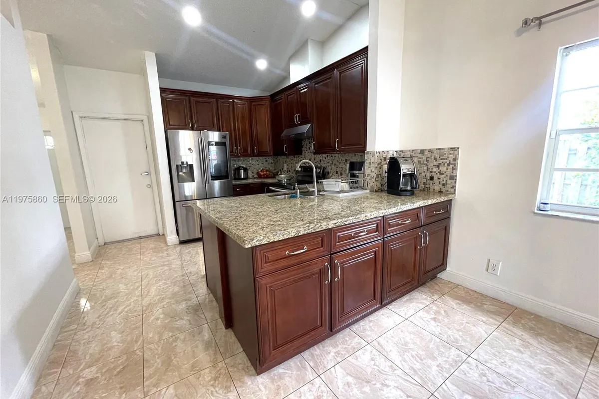 9604 NW 49th St, Sunrise FL 33351