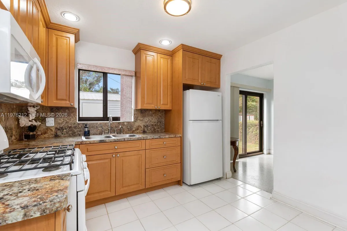 6200 SW 18th St, North Lauderdale FL 33068