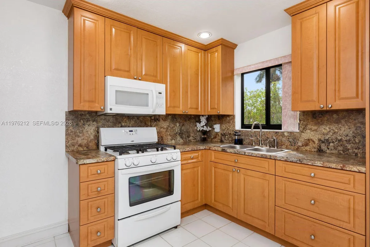 6200 SW 18th St, North Lauderdale FL 33068