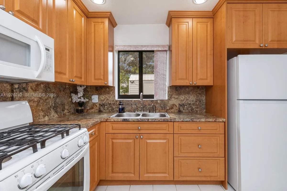 6200 SW 18th St, North Lauderdale FL 33068