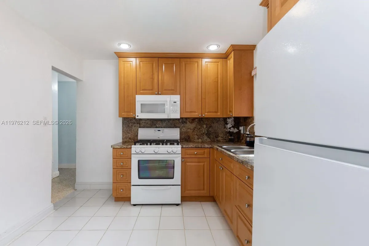 6200 SW 18th St, North Lauderdale FL 33068