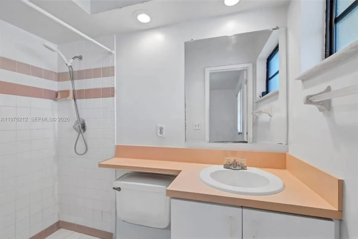 6200 SW 18th St, North Lauderdale FL 33068