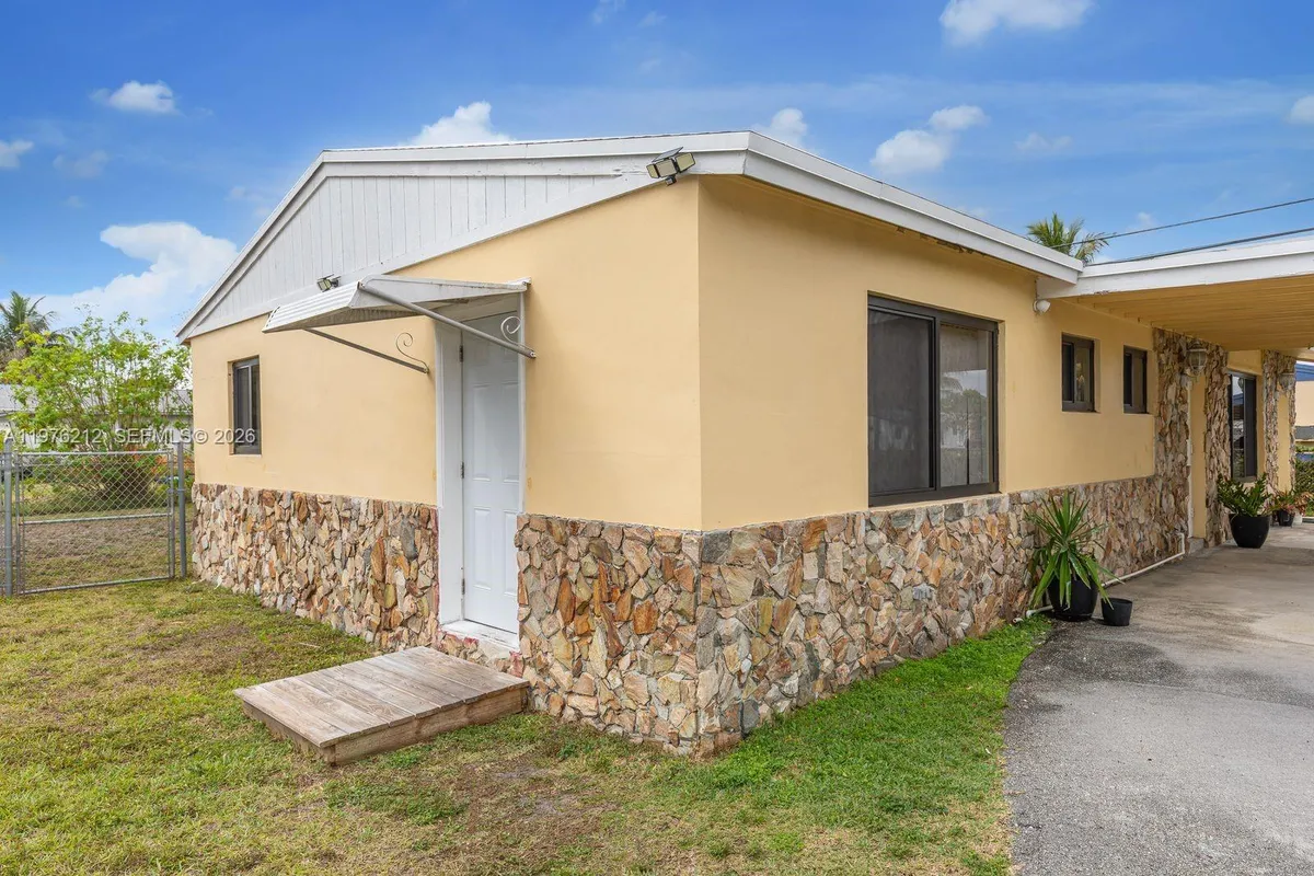 6200 SW 18th St, North Lauderdale FL 33068