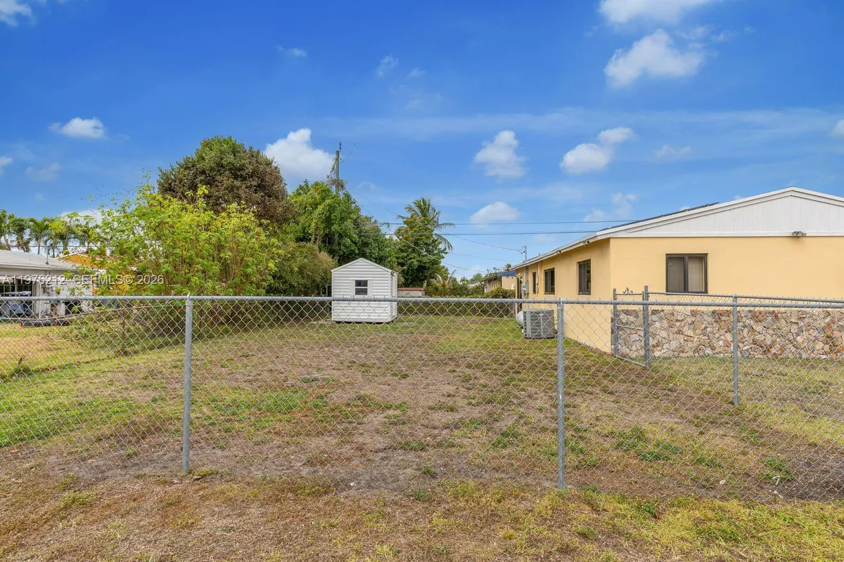 6200 SW 18th St, North Lauderdale FL 33068