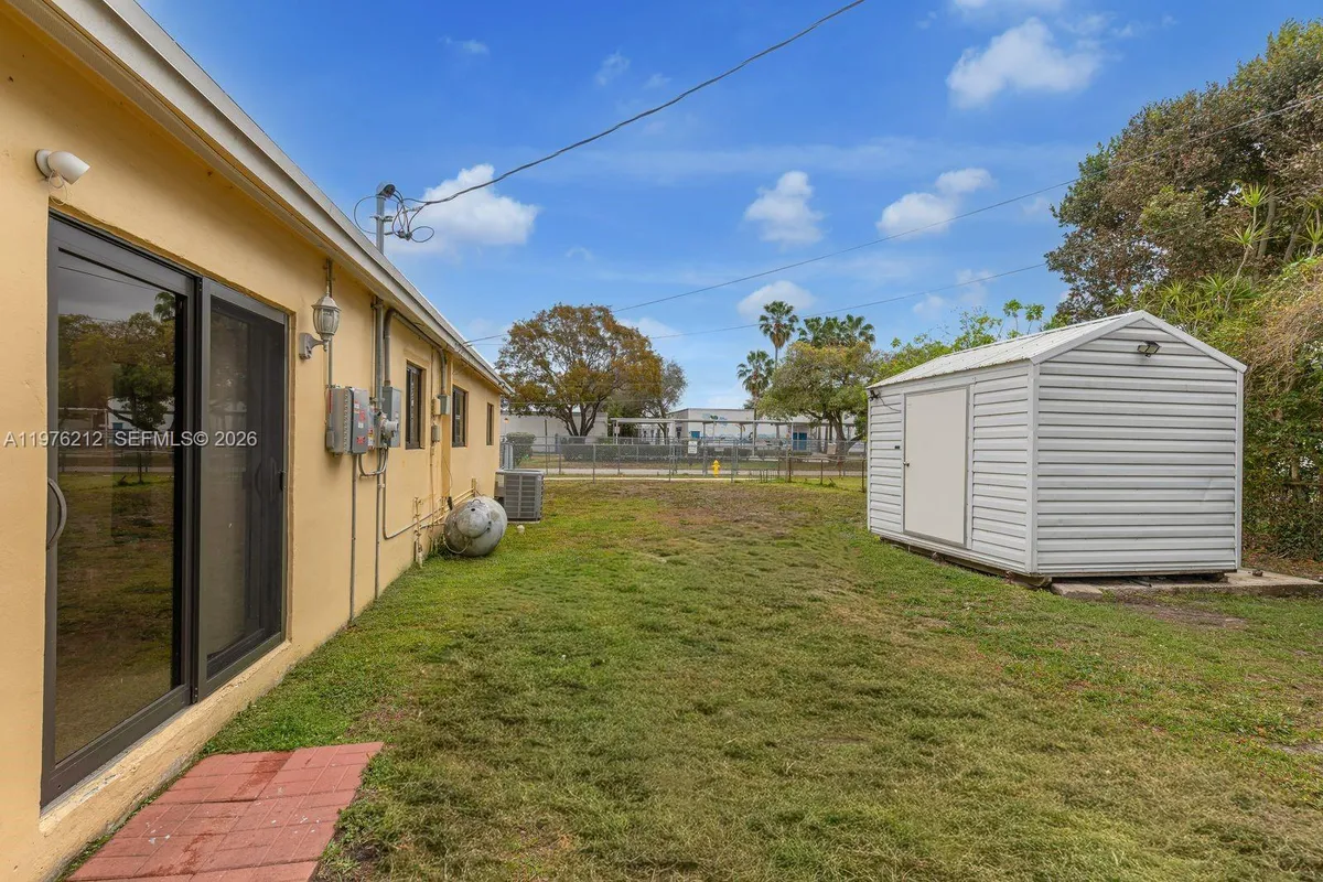 6200 SW 18th St, North Lauderdale FL 33068