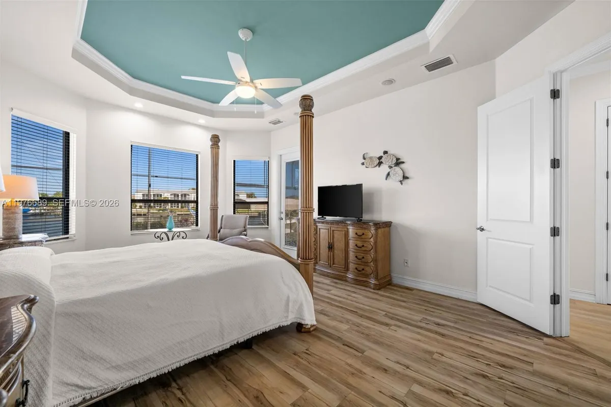 5205 Tamiami CT, Cape Coral FL 33904