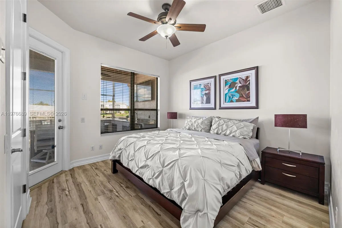 5205 Tamiami CT, Cape Coral FL 33904