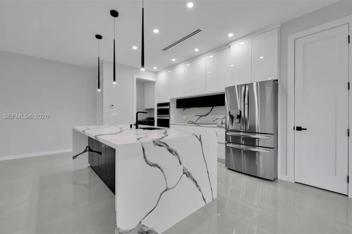 910 NW 36, Cape Coral FL 33993