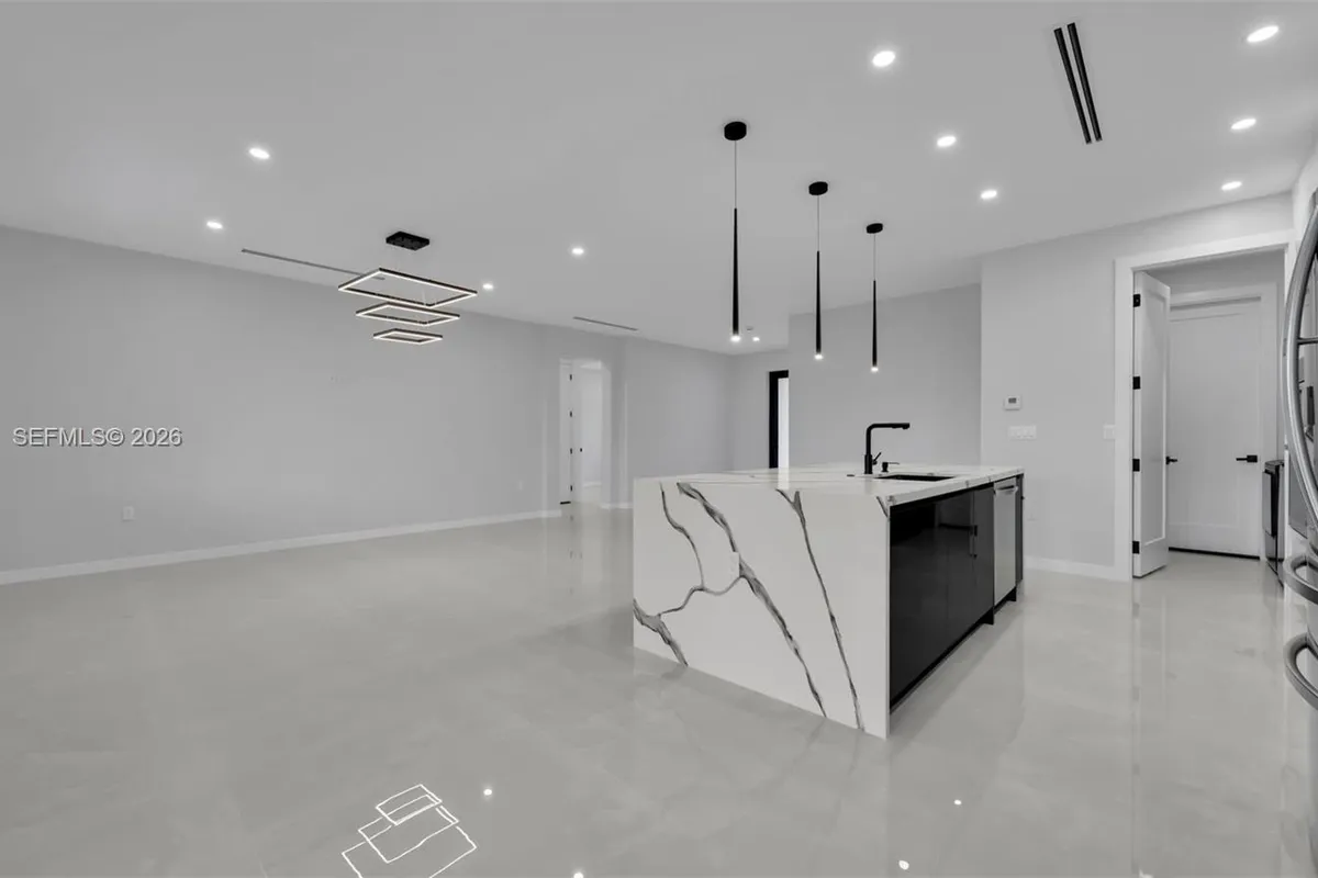 910 NW 36, Cape Coral FL 33993