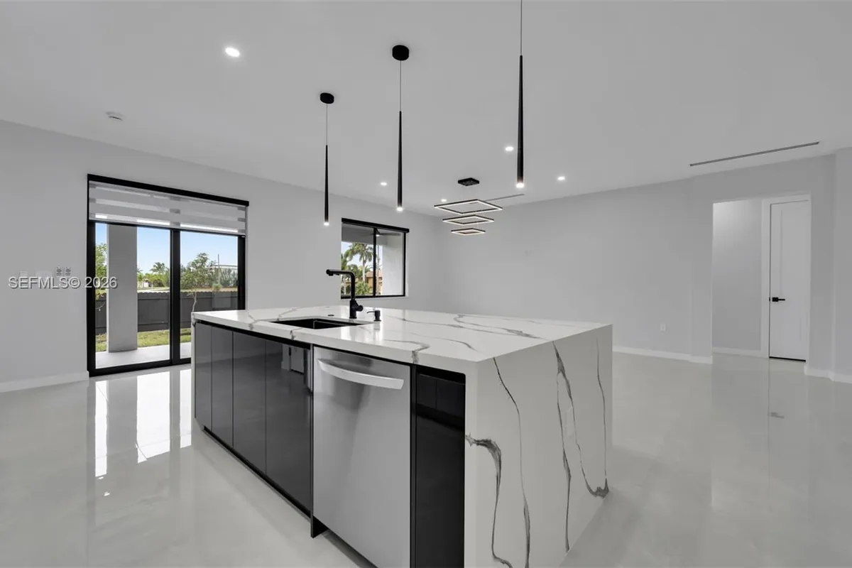 910 NW 36, Cape Coral FL 33993