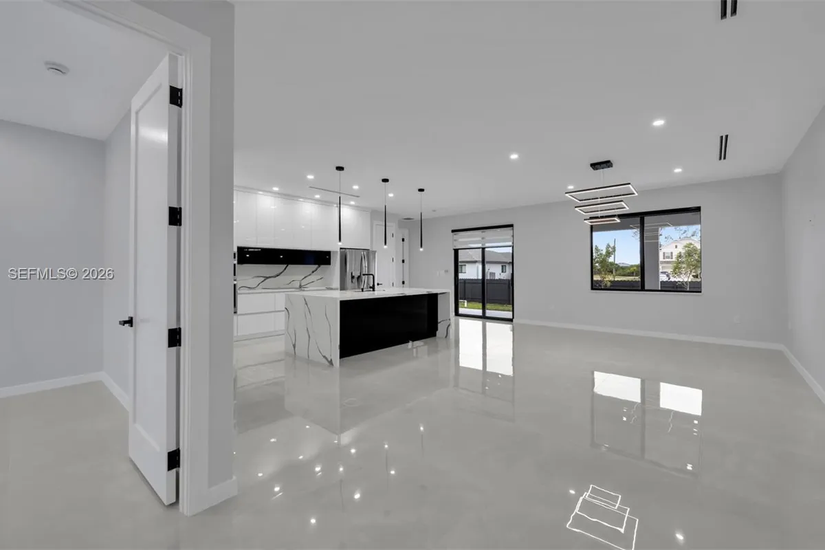 910 NW 36, Cape Coral FL 33993