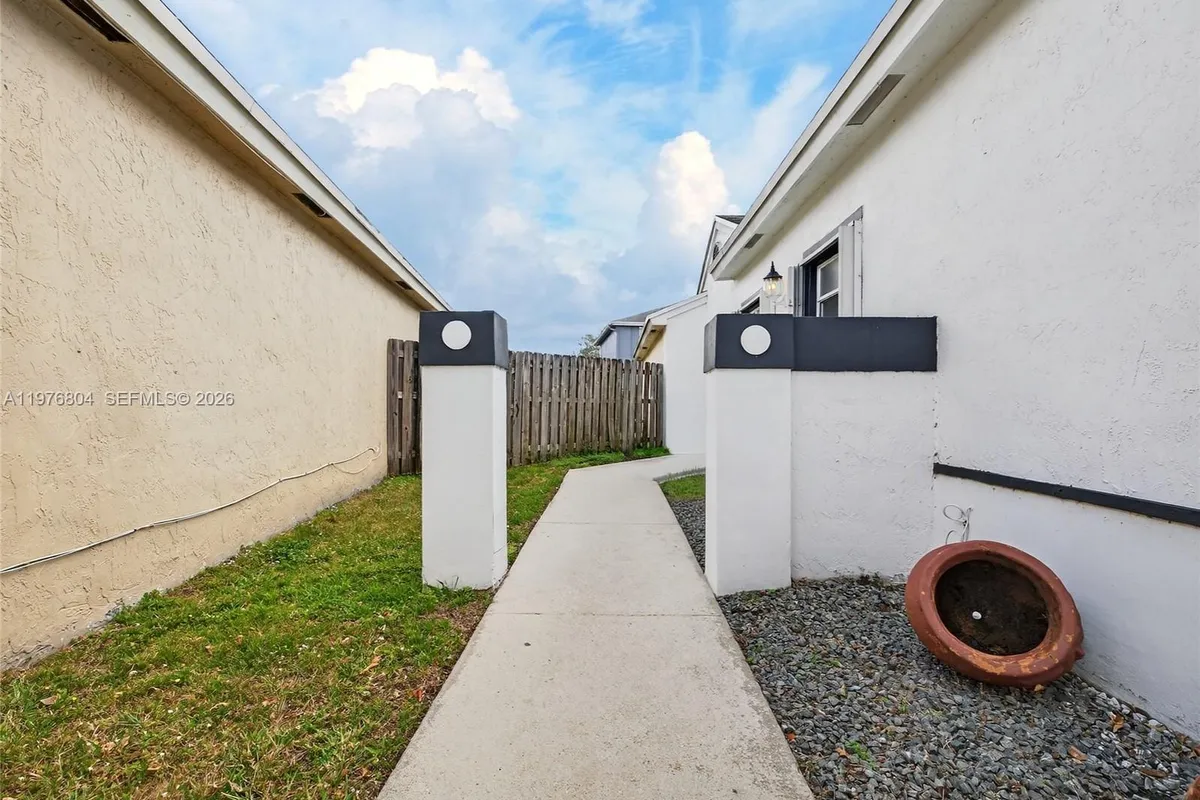 336 S Ketch Dr, Sunrise FL 33326