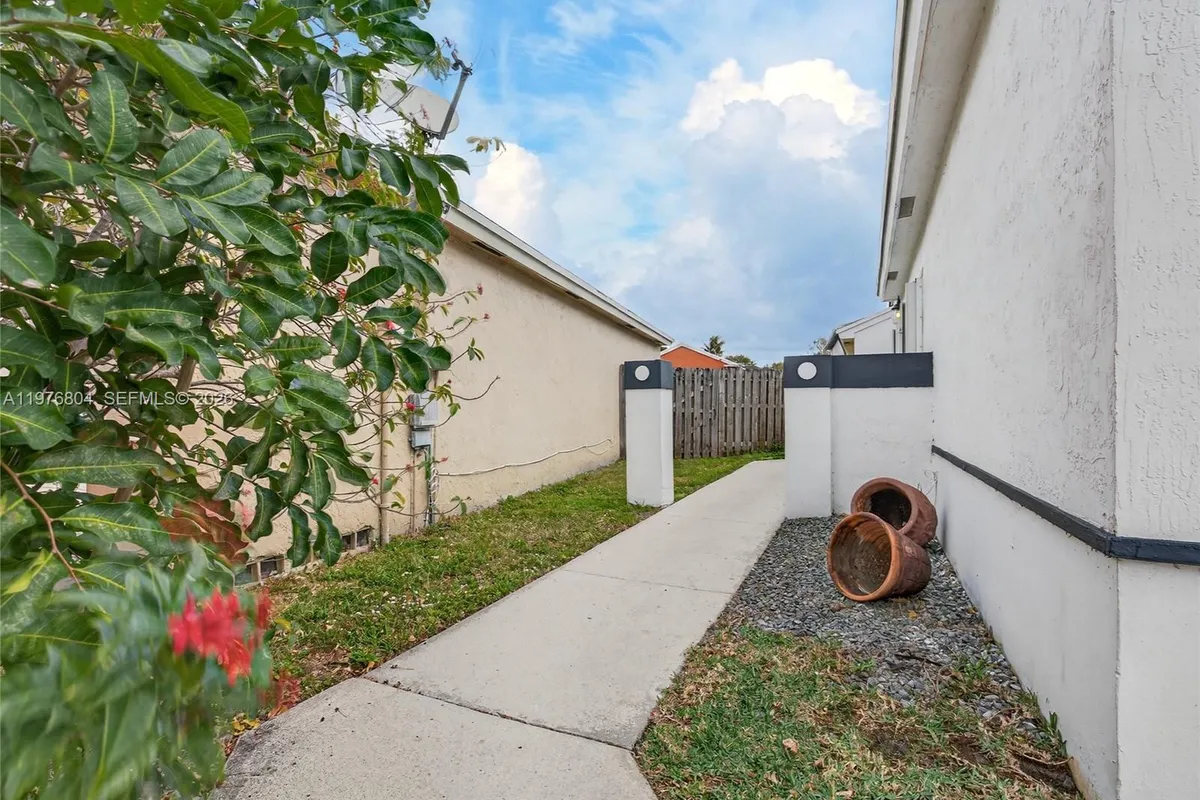 336 S Ketch Dr, Sunrise FL 33326