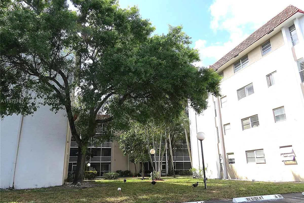 3591 Inverrary Dr # 203, Lauderhill FL 33319