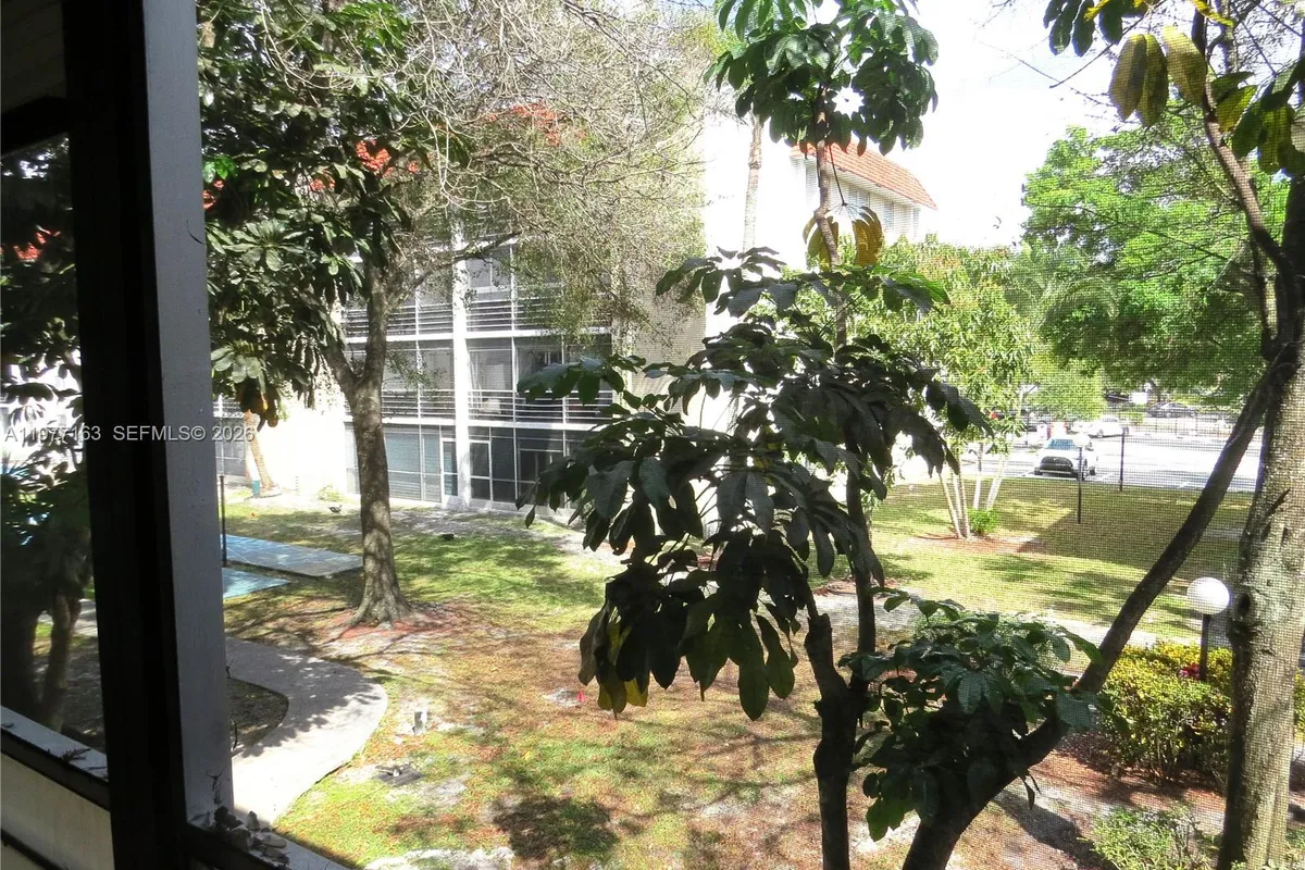 3591 Inverrary Dr # 203, Lauderhill FL 33319