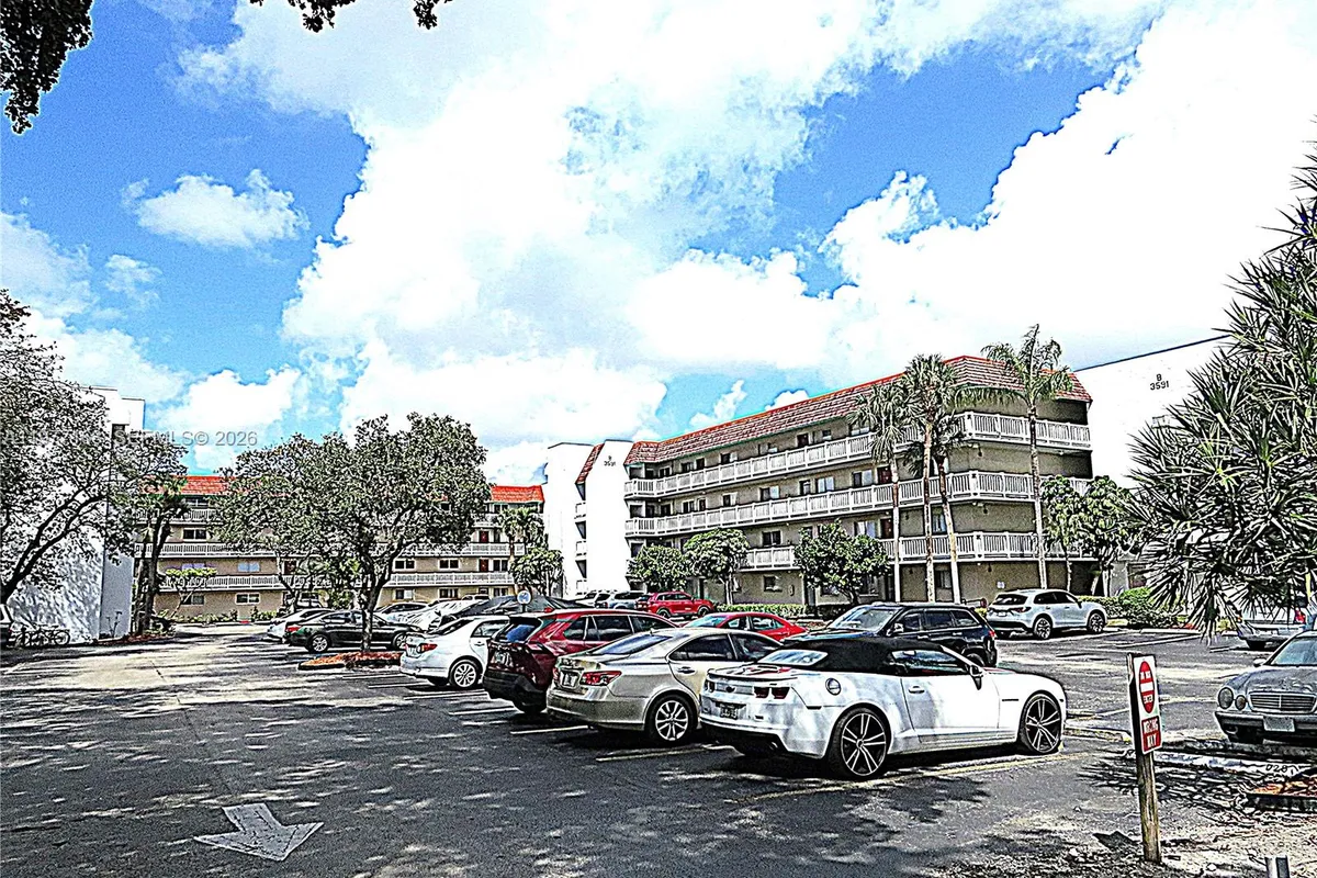 3591 Inverrary Dr # 203, Lauderhill FL 33319