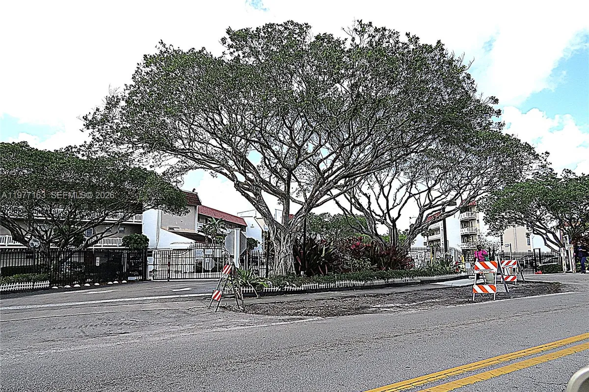 3591 Inverrary Dr # 203, Lauderhill FL 33319