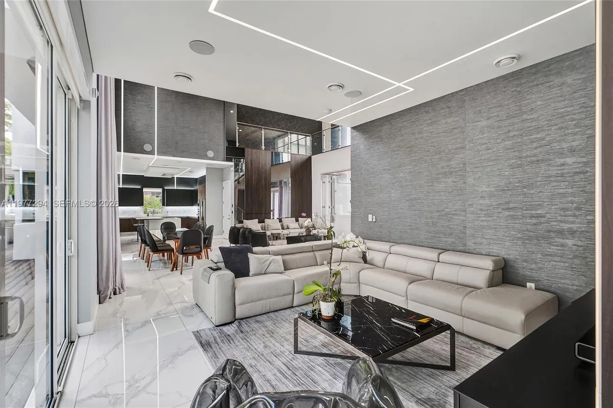 10223 NW 75th Ter, Doral FL 33178