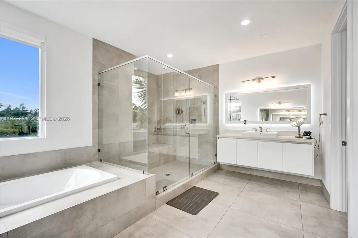 10223 NW 75th Ter, Doral FL 33178