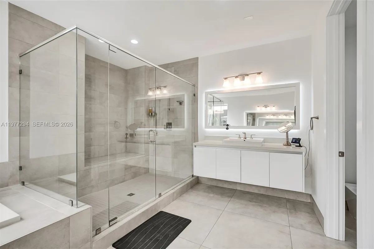 10223 NW 75th Ter, Doral FL 33178