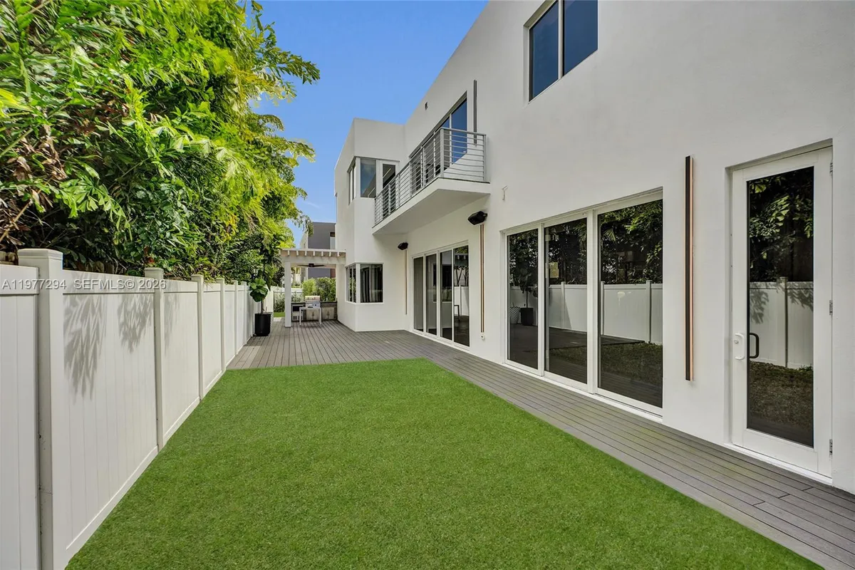 10223 NW 75th Ter, Doral FL 33178