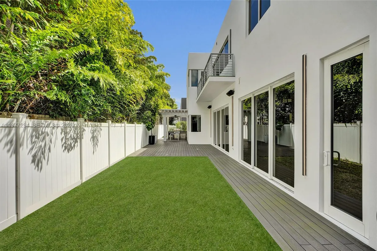 10223 NW 75th Ter, Doral FL 33178