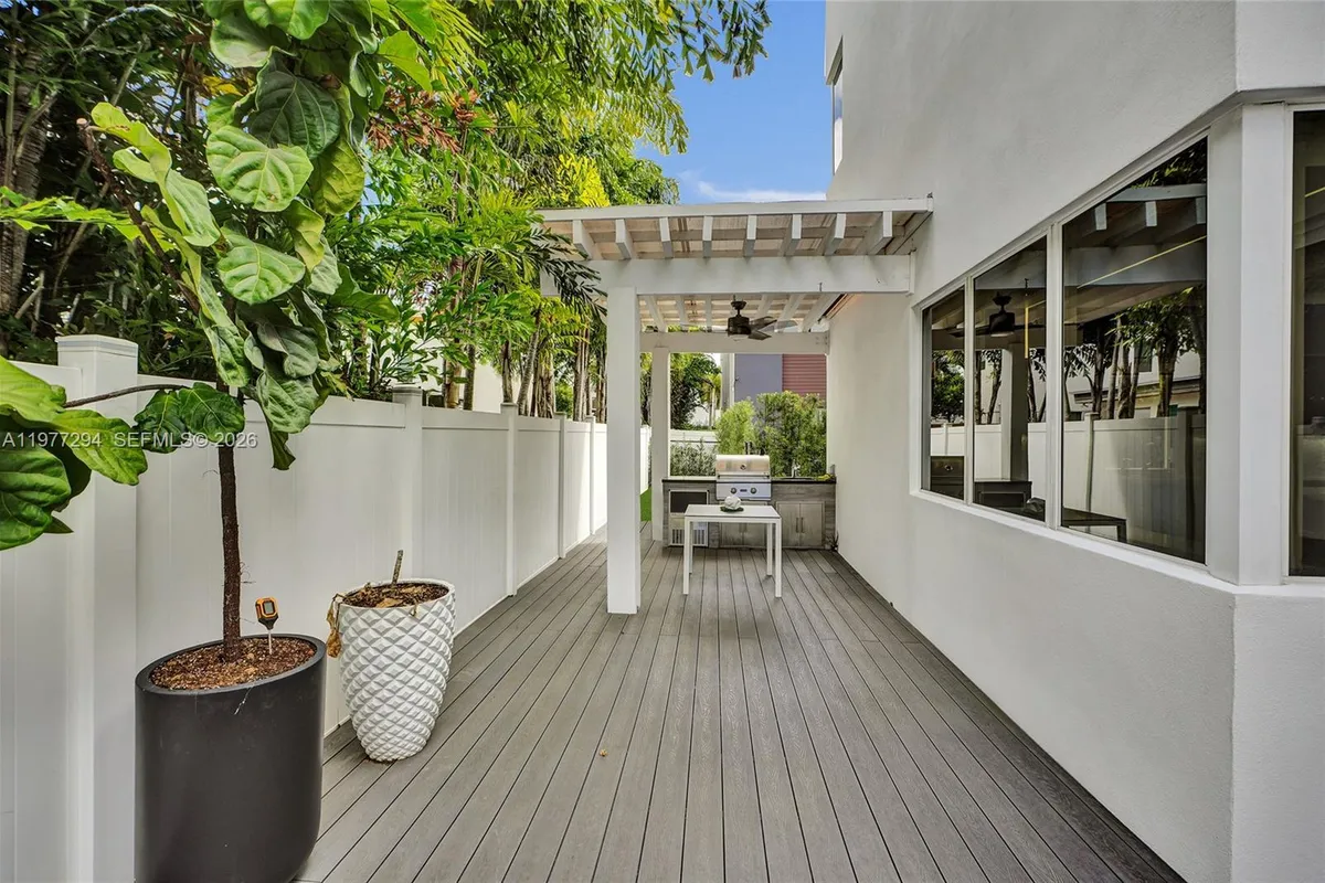 10223 NW 75th Ter, Doral FL 33178