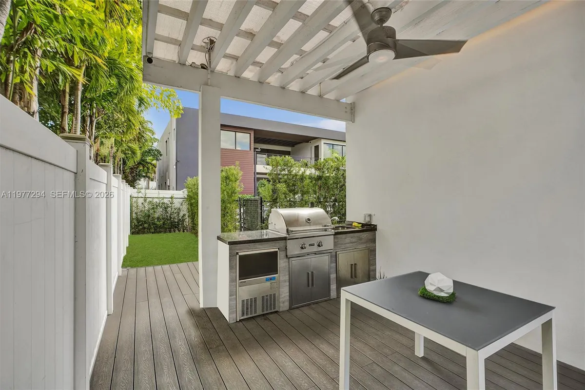 10223 NW 75th Ter, Doral FL 33178