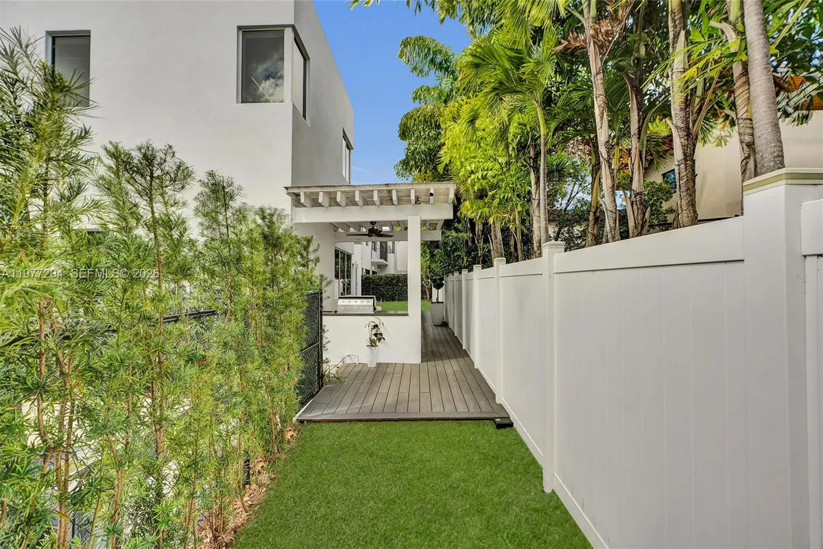 10223 NW 75th Ter, Doral FL 33178