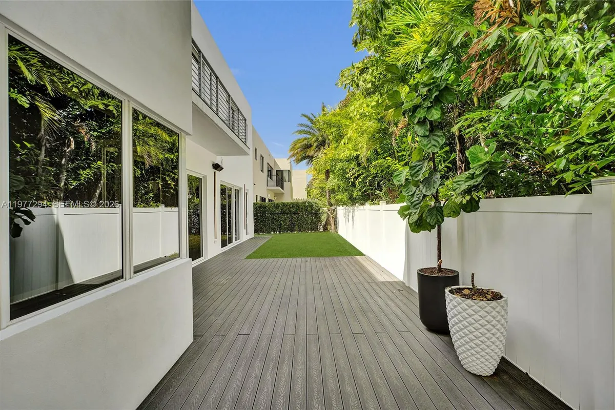 10223 NW 75th Ter, Doral FL 33178